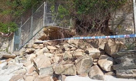 Un muro leva meses derrubado na Praia de Mingotes Marín