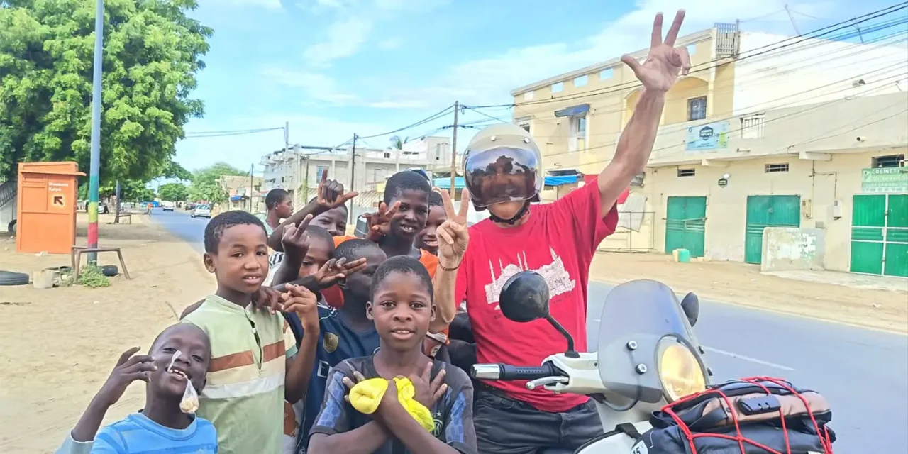 Desde O Condado ata o África subsahariana nunha moto vespa