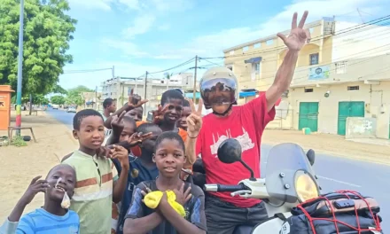 Desde O Condado ata o África subsahariana nunha moto vespa